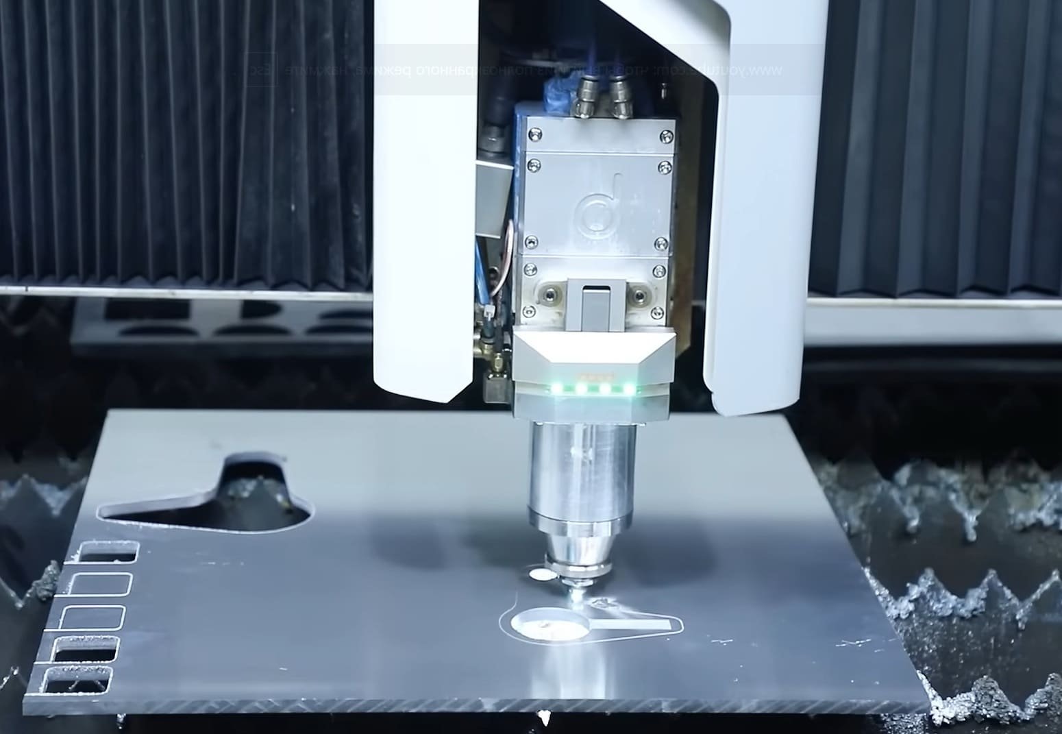 високотехнологічний процес лазерної різки металу