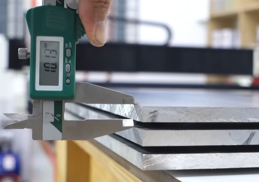 лазерний промінь ріже сталь