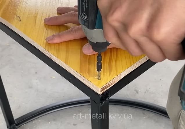 стіл із дерев'яною стільницею