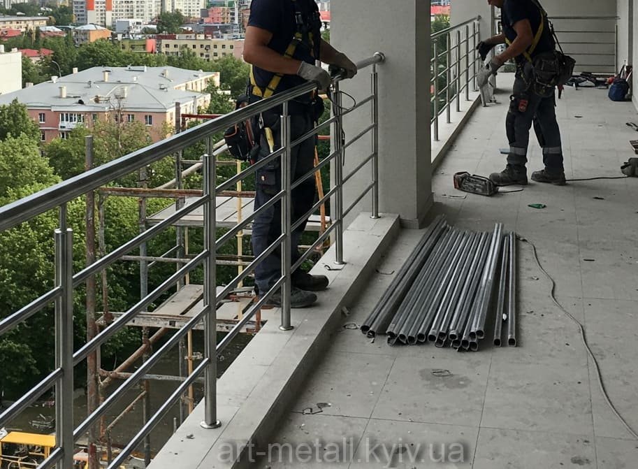 Надійні перила з нержавійки для евакуаційних виходів на замовлення в Києві