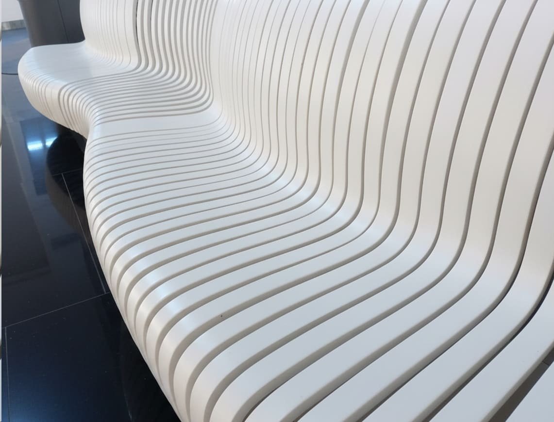 біла деревяна лавка